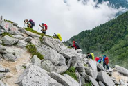 チームビルディング・新機能のチェック・アウトドアスキル向上を目的とした「社内登山制度（勤務扱い）」をはじめ、キャンプ、沢登りなど様々なアウトドアアクティビティ（そとあそび）を支援する制度が充実しています。