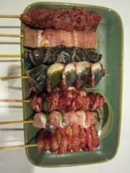 左からバラ身短尺ひれかぶと、きも串巻きレバー