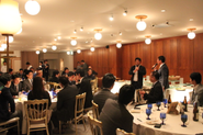 今年の忘年会の様子です。忘年会は、毎年ゲストをお招きし、講演、ご歓談、お食事を楽しんでいただいています。今年はプロゴルファーの方をお招きし、司会は梅田淳さんに行っていただきました！