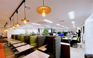 渋谷にあるオフィスでは、仲間と楽しく仕事に取り組むことができます。