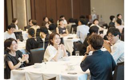 年2回は全社員で集まり、お互いの仕事を振り返ります。チームの垣根を超えて、互いにリスペクトを持った心地よいコミュニケーションを大切にしています。