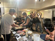 オフィスで関西弁の陽気な社長がたこ焼きを振る舞ったり