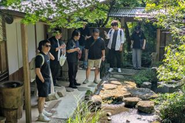 時にはオフィスを飛び出して、みんなでアイデア出しをすることも。