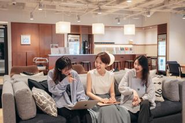 2022/10にオフィス移転しました！駅直結で利便性高く、お茶・コーヒー・豆乳・ビール(17時以降)飲み放題です！