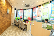 お客様のアクセスも考慮して、店舗はすべて駅徒歩１分（本社除く）の好立地に出店しています。店舗内もきれいで、不動産屋のイメージはありません。