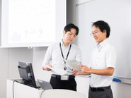 先輩のサポートを受けながら、一歩ずつ登壇の準備を進める