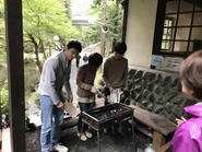キャンプでは社長自ら火起こし！