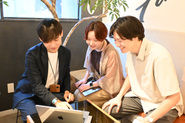 チームで人と一緒に働きたい！という想いでスタートした会社のため、孤立しがちな客先常駐はなし。自社内開発＆チーム推進がモットー。
