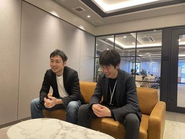 代表取締役と社員、インタビュー対応中