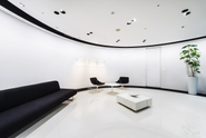 白黒を基調とした落ち着いたオフィスでお客様をお迎えします♪