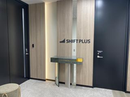 金沢営業所のエントランスがこちら。金沢駅の目の前、綺麗で快適なオフィスです。