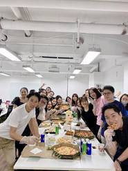 国籍、人種などのバックグラウンド関係なく同じ志をもった仲間が集まっています。写真はベトナムでピザランチパーティーをした時のものです。