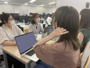 執務スペースのすぐ横にフリーミーティングスペースがあり、すぐに集まって話し合うことができます。