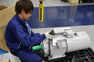 モーターの出荷準備中！重たい部品なので下に紐を通して吊り上げます。