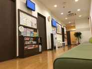 クリニックの待合室です。2017年7月にリニューアルしました。