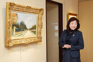 作品を説明する副社長 野呂洋子