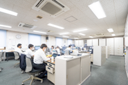 グループ会社スタッフ約50名の仲間と一緒に働いています