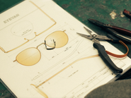 「EYEVAN 7285」の製品は、世界トップクラスの眼鏡生産地である福井県鯖江市の、熟練した眼鏡職人の手作業と最新の機械によるマシンメイドを複合した約400工程もの作業により、丁寧に時間をかけて作り出されています。