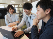 社内にはいたるところにホワイトボードとMTGスペースが！コミュニケーションをとっても大切にしています。