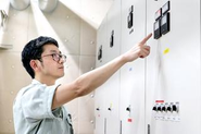 メーターの数値を確認したり。