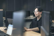 他の人の会話が気になる、あるいは音楽を聴いたほうがパフォーマンスを発揮できる方もいると思います。「効率重視」の当社では、音楽を聴きながらの作業を認めており、それぞれが「最も集中できる環境」で仕事をすることができます。