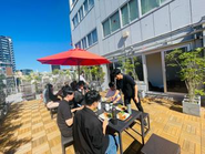 天気の良い日には皆でランチ！真面目食堂の栄養たっぷりご飯で、午後も仕事が捗ります。