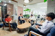 風通しの良さが自慢。平均年齢29歳の営業部は年齢の近いメンバーばかりでコミュニケーションが活発。