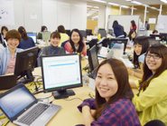 弊社が誇る「校閲ガールズ」。子育て中のママ、カバン職人、バスケットボール選手などもいます。