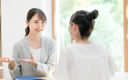 お客様が自分に合ったジュエリーを見つけて喜んでいただける瞬間に立ち会えることが、私たちの喜びです。
