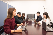 定例ミーティングを学生だけで行うこともしばしば。学生と社員を対等に扱う社風がトモノカイにはあります！