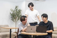 日々IT業界は進歩しています。ただ、それをさせる技術者が不足しているのが現状です。そんな技術者の人材不足の解決に挑むことがFLARETECHの使命です。