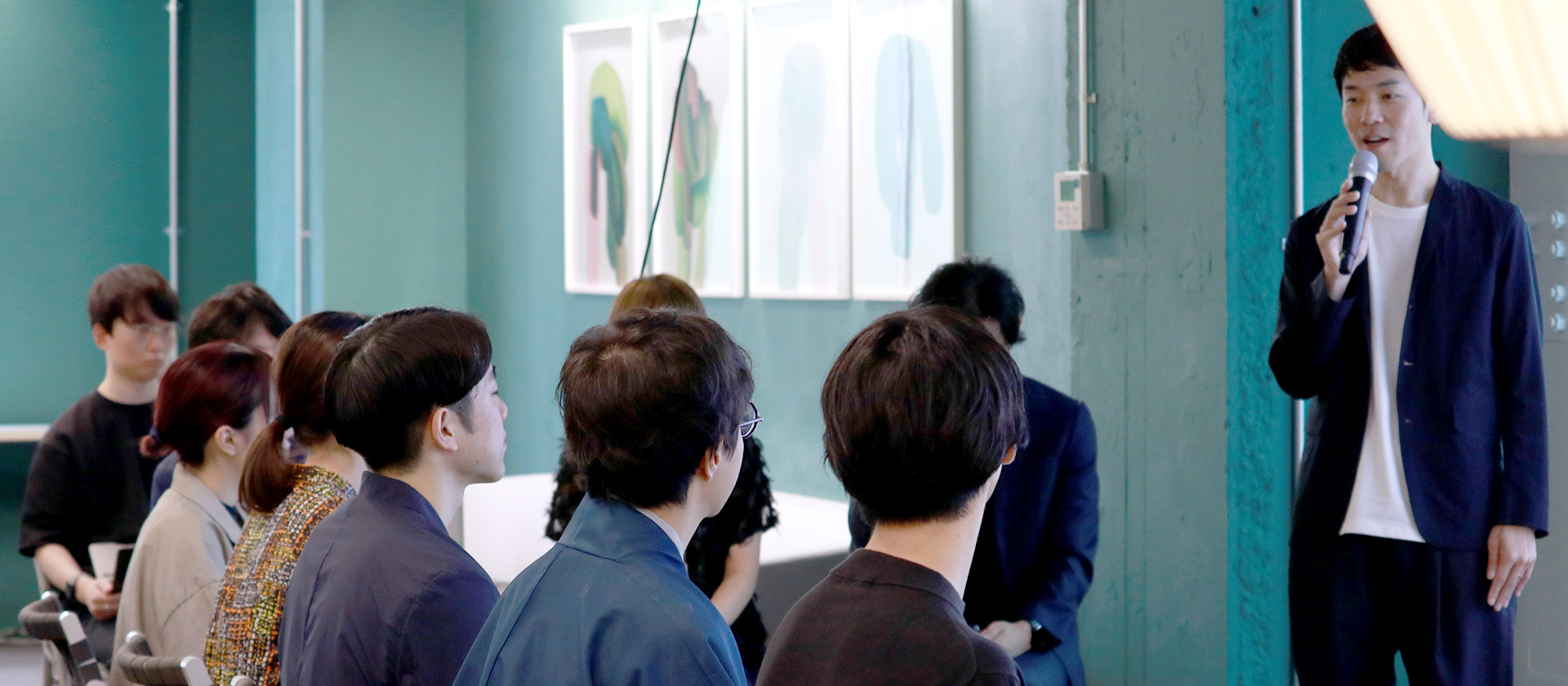 25年卒内定式の様子を紹介。名刺・書籍など、記念品の贈呈も