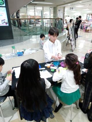 自分で考えた万華鏡を、一般の子供たちに教える生徒