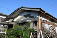 今にも倒壊の危険がある某A市の空き家。近隣住民が自治体に相談しても所有者が分からず放置されていました。