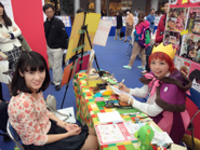 カップルの記念日や結婚の記念、ご家族の記念など、心に残る似顔絵を商業施設や結婚式場などで今にも動き出しそうな楽しい似顔絵を描いています。