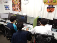 インストラクターが近くでしっかりプログラミングを教えます。