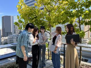 晴れた日のオフィス屋上で撮影