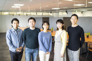 メンバーは10名の少数精鋭で、チームの枠を越えて価値づくりをしています。（2021年1月時点）