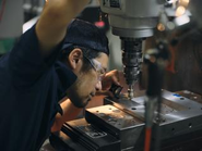 高精度の金型をつくるためには、一つ一つの丁寧な作業による加工は欠かせません。しかし、こういった技術者たちのモノづくりの姿勢は本当にカッコいいんです！