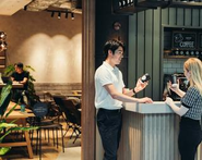 同ビル1Fに社員用カフェを併設。インターンから社員まで1杯100円でスペシャリティコーヒーと気分転換スペースを利用可能