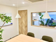 執務スペースやミーティングルームには、懇意にしているフラワーコーディネーターにチョイスしてもらった元気な植物たちがどんと構えています。