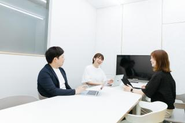 真剣に意見を出し合うミーティング中もつい笑顔がこぼれるのは、信頼し合っているから