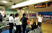 社内イベントのボーリング大会の様子です！チーム戦で白熱！