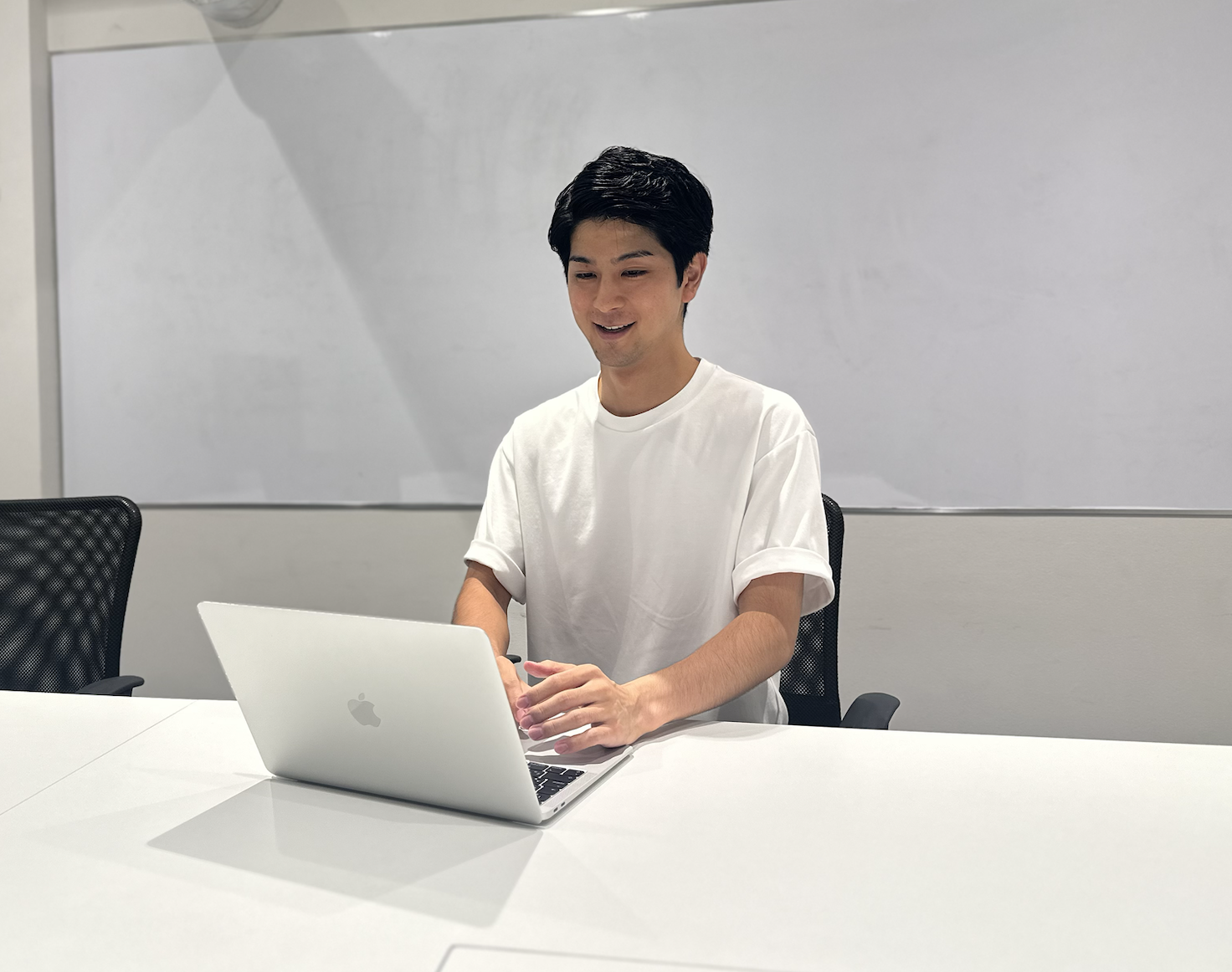 「皆に頼られる “イケおじ” になりたい」【新入社員インタビュー】