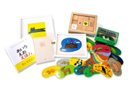 絵本だけではない、幅広い商品群。どれもシンプルで鮮やか！