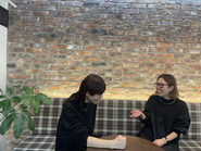 カフェスペースはランチや飲み会など様々なシーンで利用できます。部署関係なくコミュニケーションを取れるメンバーで部署や年数などで壁を感じることはありません！