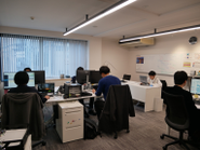 執務室で業務中。