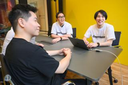 服装はオフィスカジュアル、自由な社風