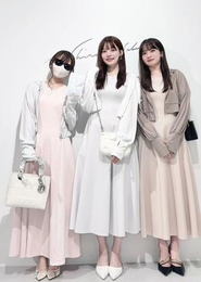 着用している衣服は全て自社製品のUVカット服