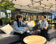 広いシェアスペースは、集中ブースやリラックスして会話のできるソファスペースなど設備も充実！